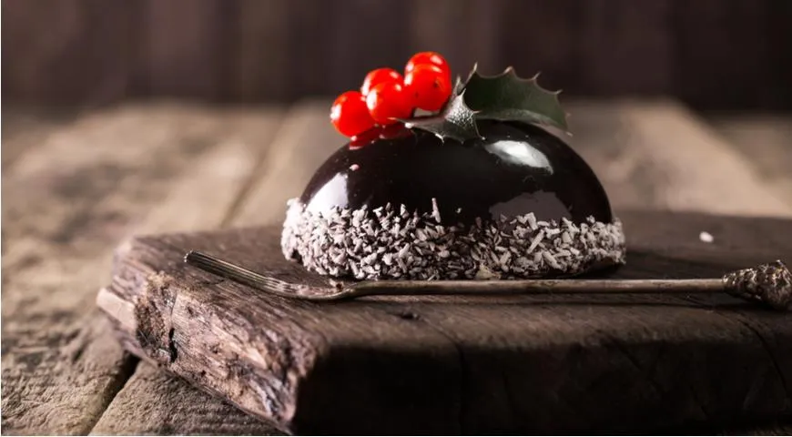 На зимних тортах прекрасно смотрятся свежие ягоды, особенно если припорошить их «снегом» из кокосовой стружки