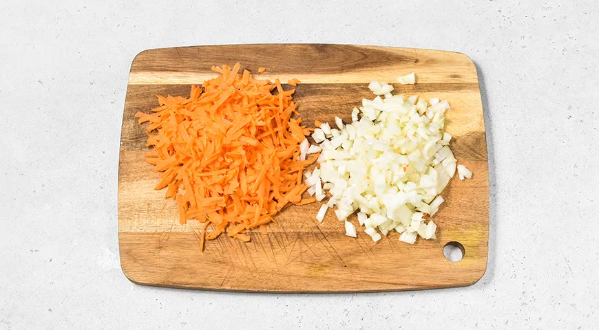 Гречка с котлетами на сковороде