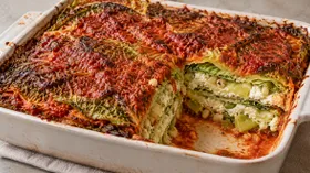 Капустная запеканка с луком-пореем, сыром и кедровыми орешками