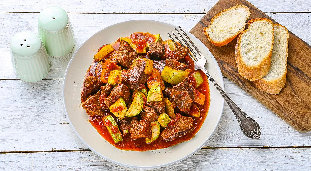 Рагу из говядины с грибами и кабачком