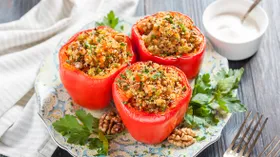 Фаршированные перцы с киноа и фаршем