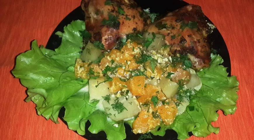 Курица, запеченная с тыквой и картофелем