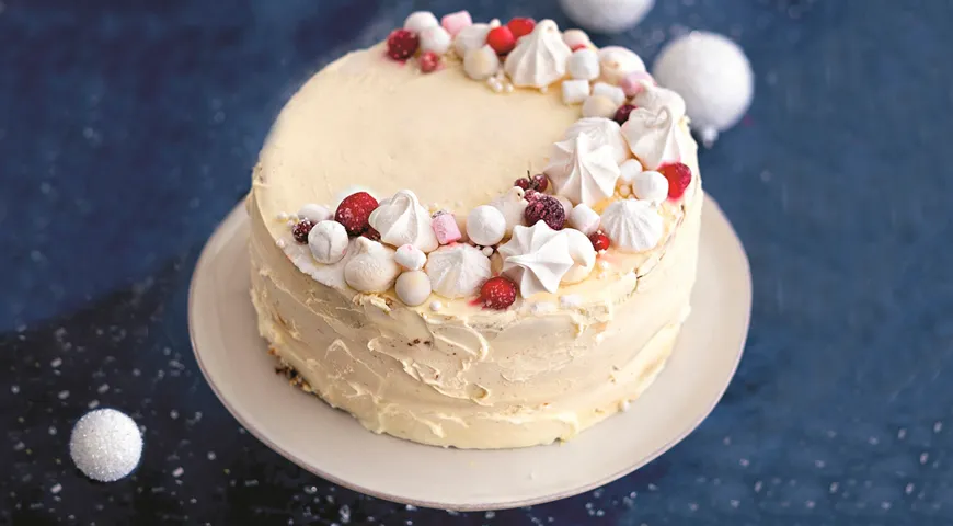 Бисквитный торт с красными ягодами и воздушным декором