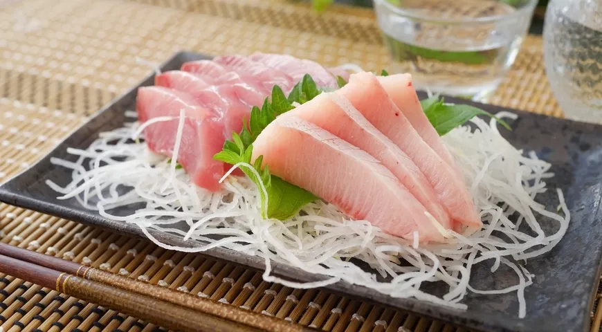 В Японии пеламиду используют в сыром виде, например, делают сашими и суши