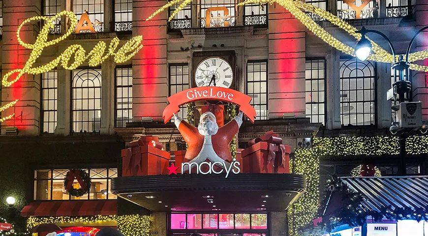 Визитной карточкой американского Рождества становятся украшения домов и гирлянды, преображающие привычные улицы в сказку