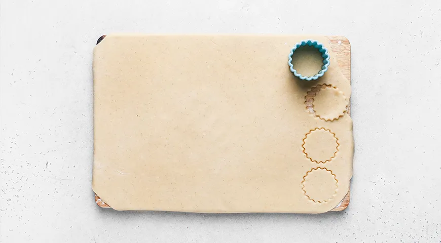 Тесто для печенья часто делят на порции с помощью формочек — для равномерного размера и красивой подачи