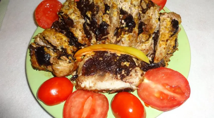 Ароматная свинина, запеченная в духовке с черносливом