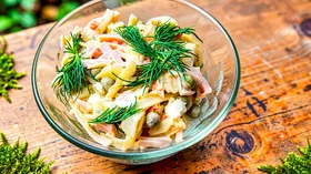 Салат с капустой, ветчиной и зеленым горошком