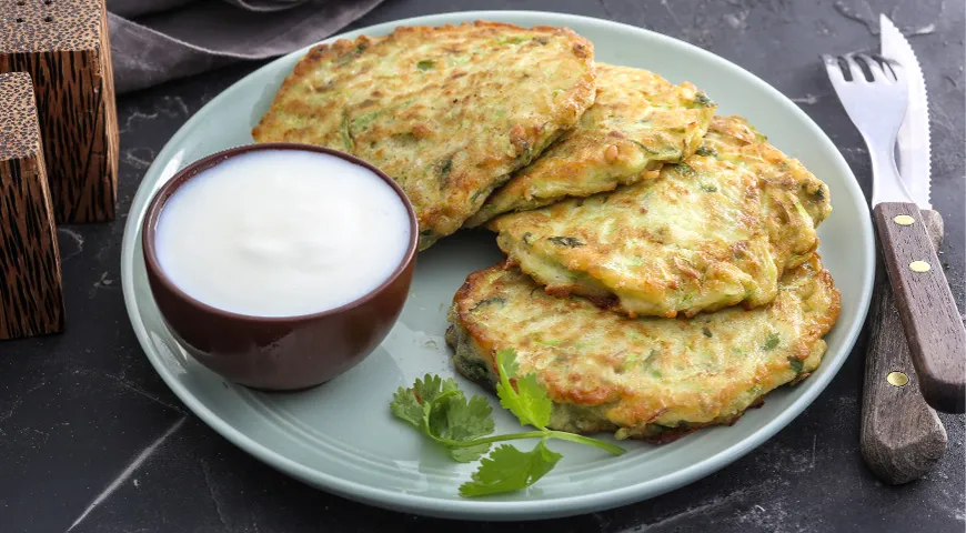 Оладьи из кабачков с чесноком и соусом из мацони