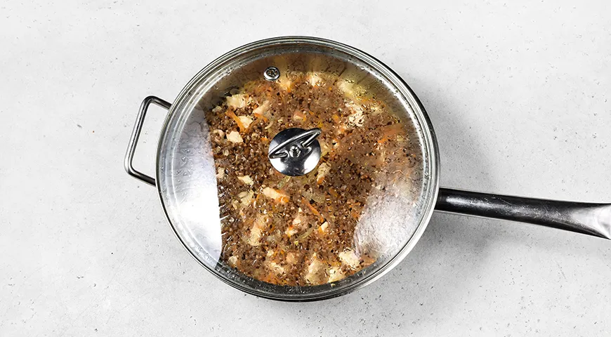 Гречка с курицей на сковороде