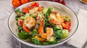 Киноа с креветками и овощами