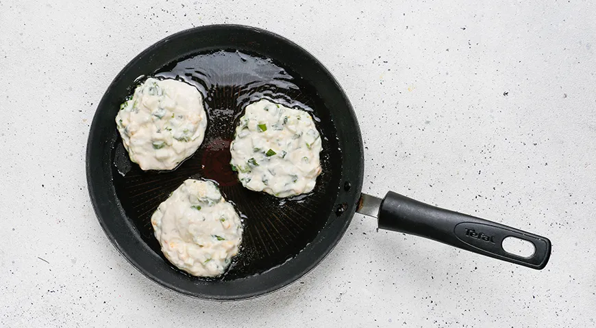 Оладьи на кефире с зеленым луком и яйцом