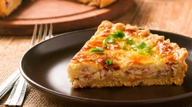 Рецепты на перекус с мясной гастрономией и яйцом