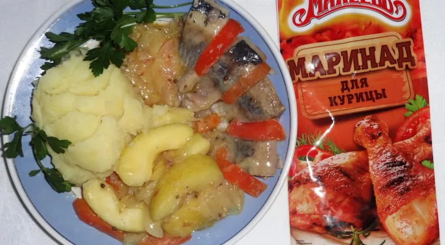 Селёдка в горчичном маринаде с яблоками и овощами