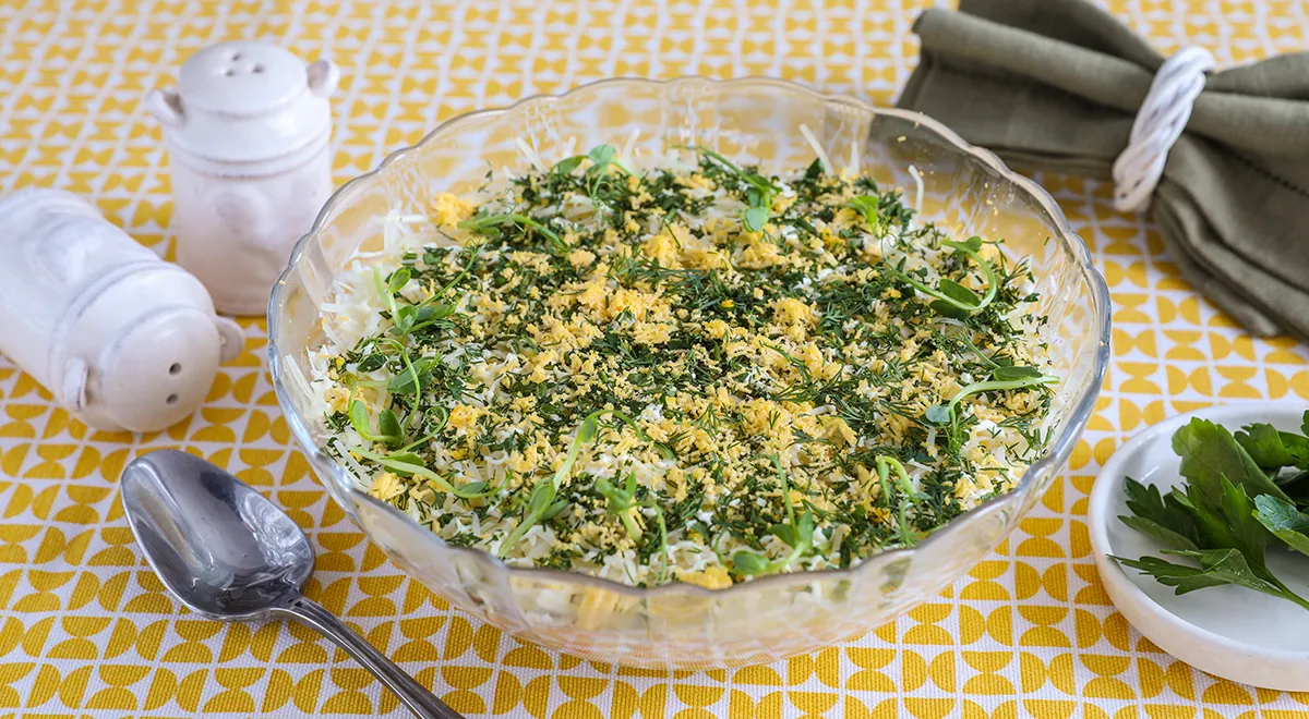 Слоеный салат с тунцом и крабовыми палочками