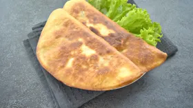 Чебуреки из тортильи с творогом, сыром и зеленью