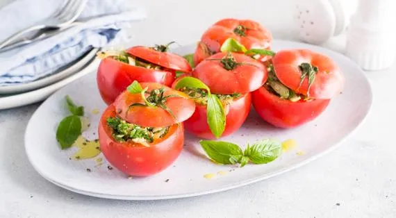 Холодные помидоры, фаршированные чесноком, петрушкой и укропом