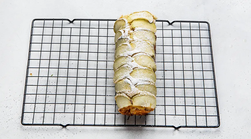 Яблочный рулет на сгущенном молоке