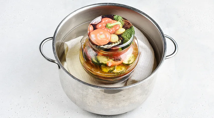 Салат из помидоров, огурцов, болгарского перца и лука (на зиму)