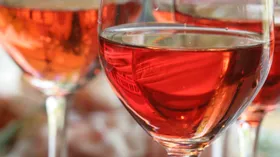 Жизнь в розовом цвете: 9 лучших российских розовых вин