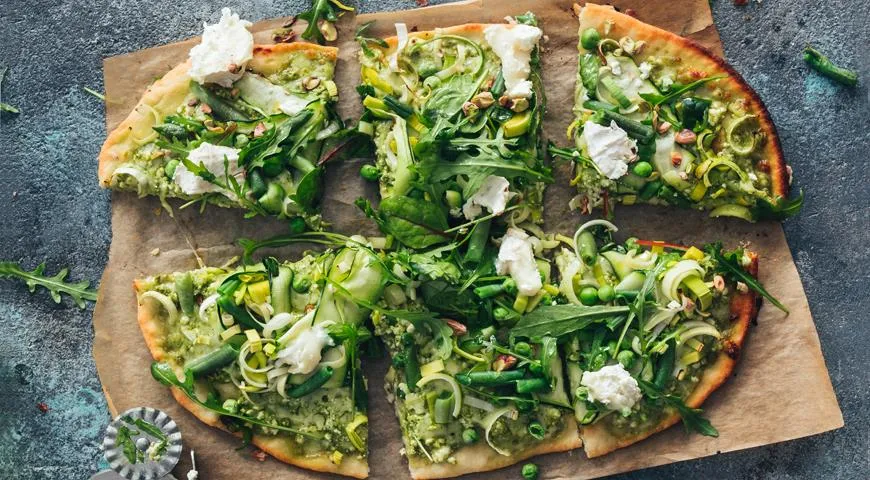 Пицца «Три сыра» с зеленым салатом