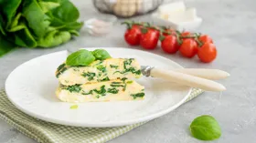 Омлет с сыром и зеленью