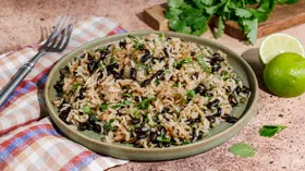 Рис с фасолью на сковороде