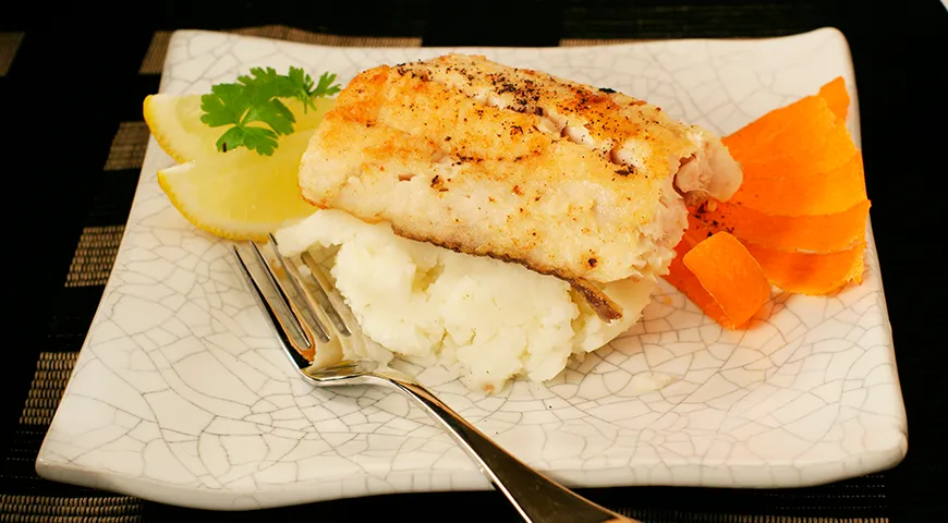 Филе макруруса на гриле с картофельным пюре, морковью и лимоном
