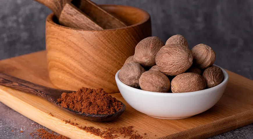 Мускатный орех продается молотым или целым: порошок удобен в использовании, а свеженатертый цельный орех дает более яркий аромат