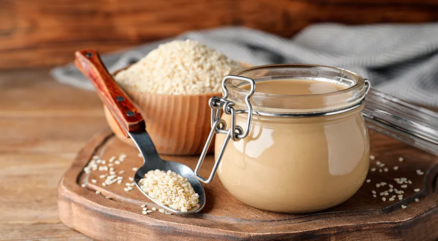 Классическую тахину готовят из очищенных или неочищенных обжаренных семян кунжута