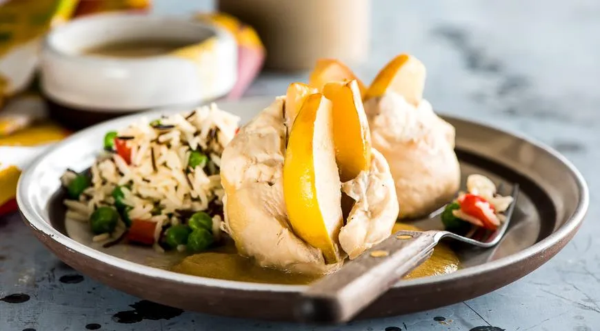 Курица тушеная с айвой