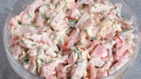 Салат с помидорами и ветчиной