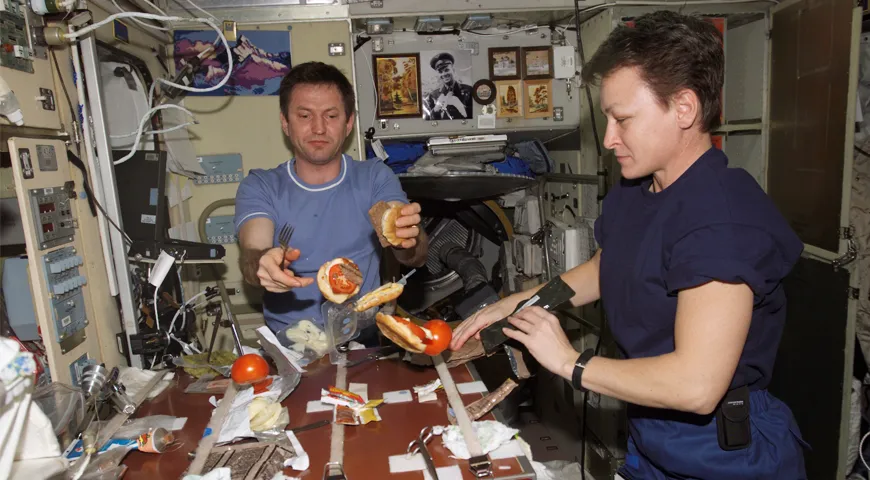 Вот так обедают современные космонавты