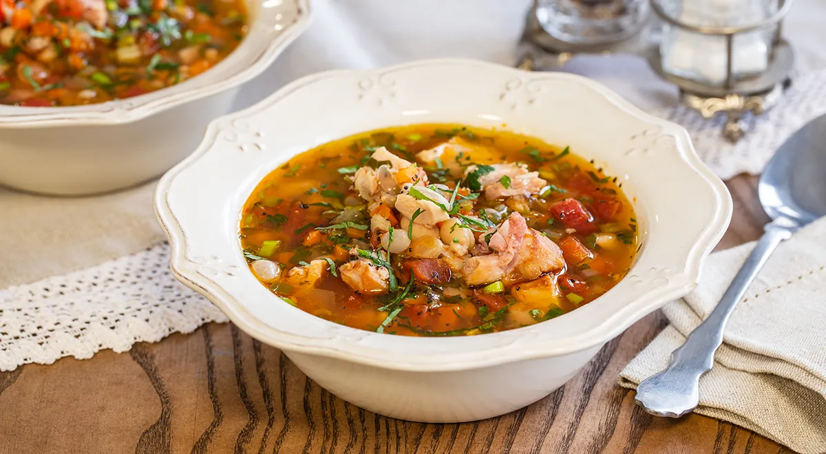 Суп с копченой курицей и фасолью