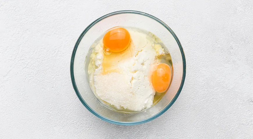 Жареные макароны с творогом