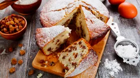 Простой творожный кекс с изюмом
