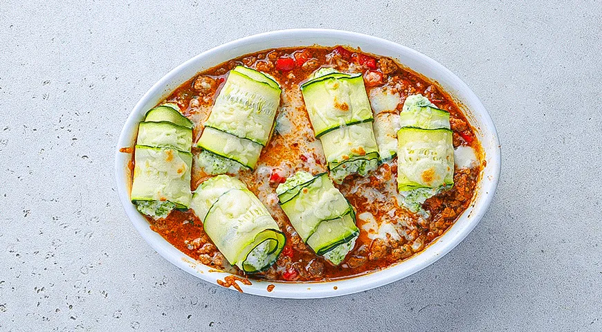 Кабачки (цукини), фаршированные рикоттой, в мясном соусе