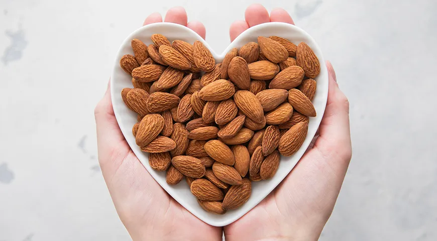 Рекомендуемая суточная норма потребления сладкого миндаля для взрослых составляет 20–30 г (примерно 15–20 орехов)