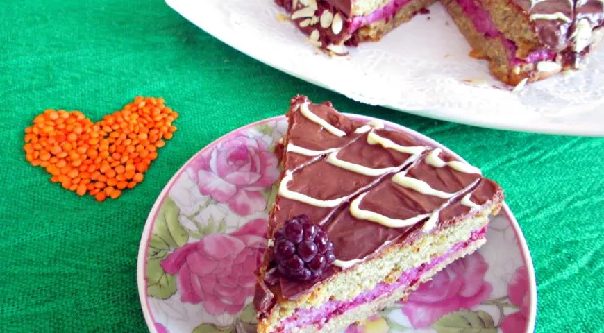 Постный чечевичный торт с ежевичным кремом