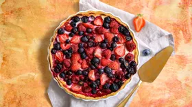 Открытый пирог с творожной начинкой и ягодами