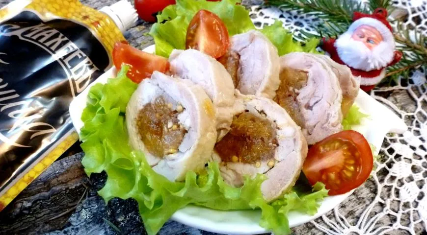 Куриный рулет с курагой и зернистой горчицей