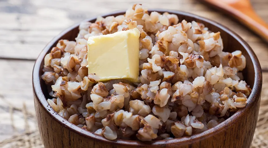 Готовую гречку высыпают из пакетика и и добавляют сливочное масло, соль и приправы