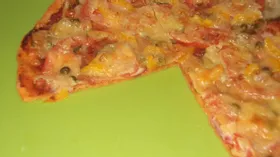 Пицца на тонком дрожжевом тесте с томатом