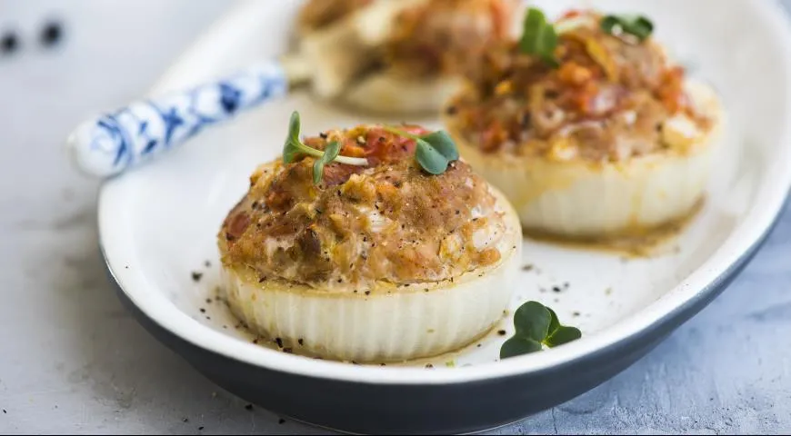 Лук, фаршированный мясом
