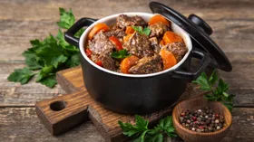 Найдена главная ошибка, которая портит жаркое в горшочке: получается сухим и жестким