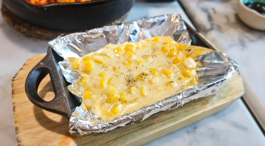 В Южной Корее и Японии популярны «корн чиз» — горячие порционные блюда, в которых консервированную сладкую кукурузу запекают с сыром