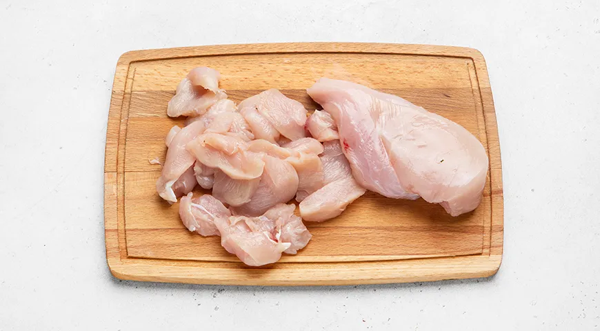 Куриное филе со сметаной и морковкой на сковороде