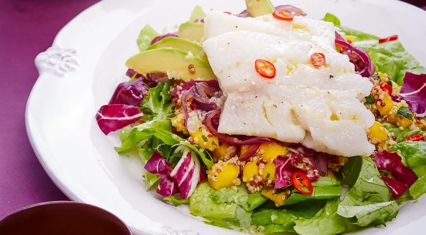 Треска с салатом из манго и киноа