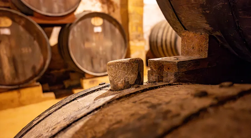 Из бочек из-под марсалы извлекают винную клепку (часть древесины), которую затем используют для холодного копчения сыра «Пармезан»