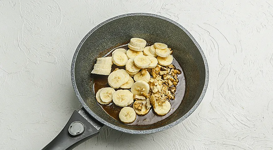 Бананы в карамели с орехами